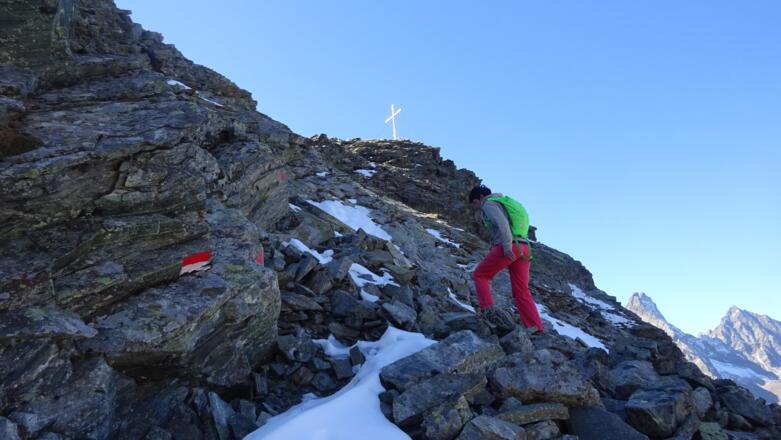 Zueltzt wieder steiler führt der Steig durch Blockgelände ...