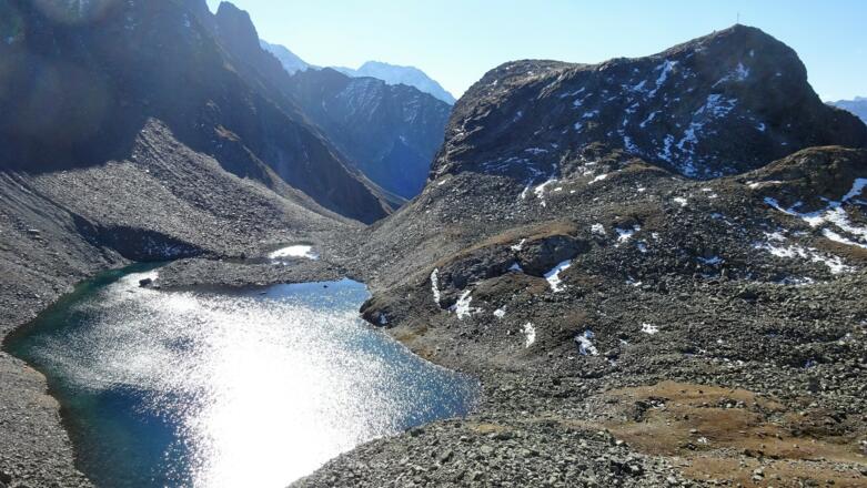 Überraschender und grandioser Blick von der Scharte auf den Moalandlsee und den Grabkogel (rechts).