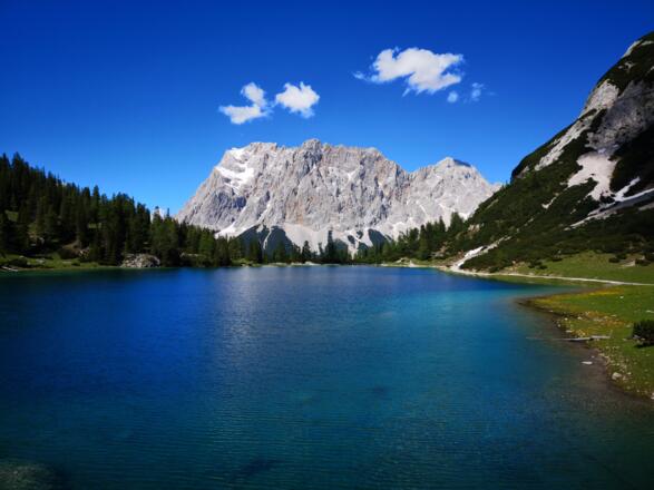 Kurz vor dem letzten Anstieg zur Hütte wartet noch einmal der Seebensee mit seiner schönen Seite auf.