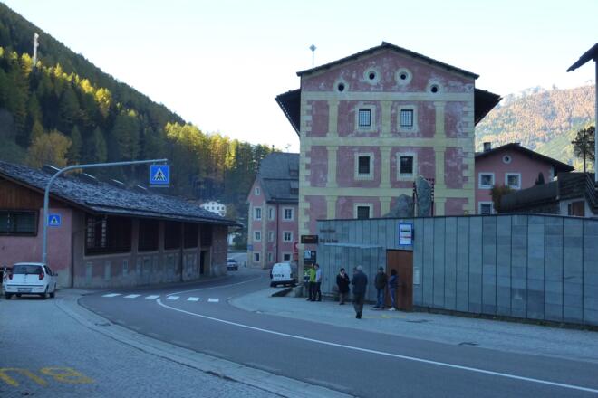 Bushaltestelle vor dem Bergbaumuseum Steinhaus -  Fermata dell&#039;autobus di fronte al Museo Minerario in Cadipietra