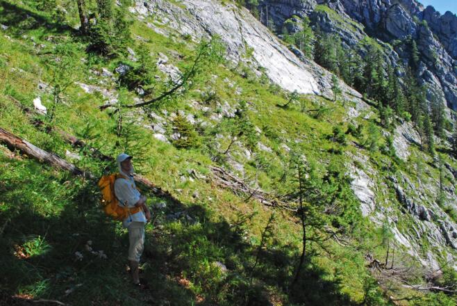 Der Weiterweg ins Finsterriegelkar führt an einer markanten Platte vorbei