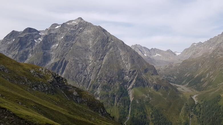 Der Lüsener Fernerkogel beherrscht die Szenerie