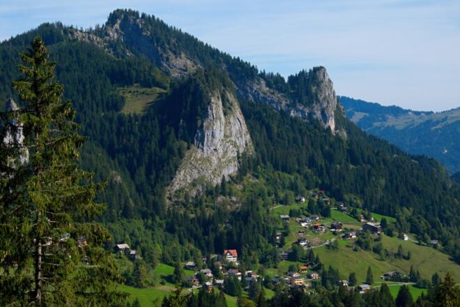 Blick auf Ebnit mit den beiden Bergspitzen Große und Kleine Klara