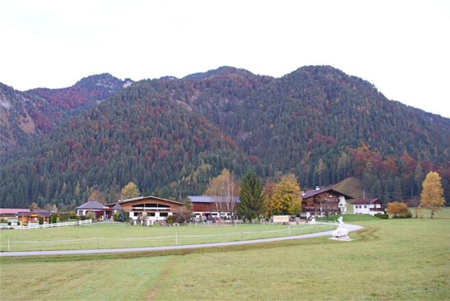 Gut Hanneshof am Golfplatzrand; dahinter der Gernkogel