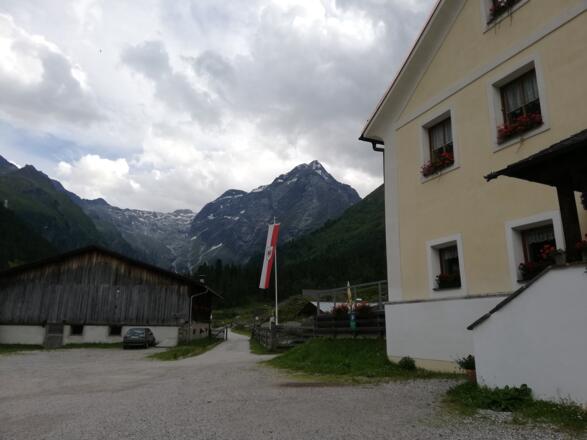 Vom Gasthof folgt man dem Schotterweg in Richtung Talschluss und...