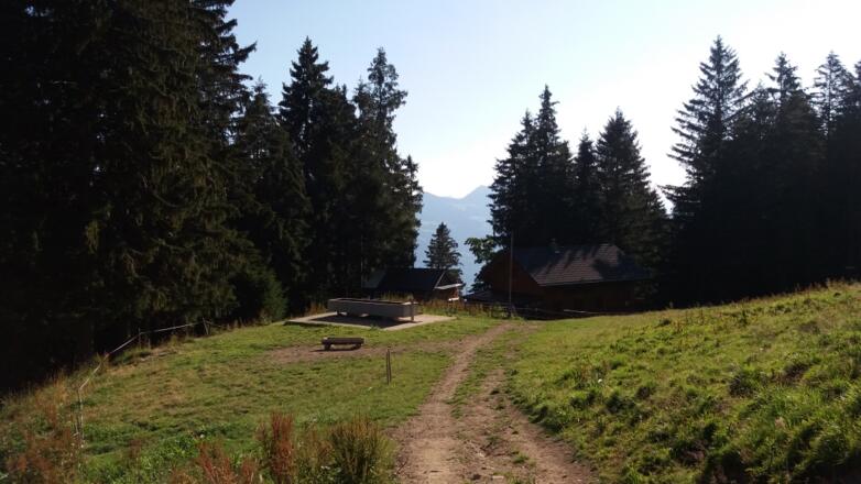 Bazora Skihütte, 1340 m mit Brunnen