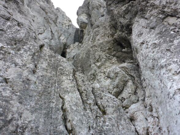 2. &amp; 3. Seillänge; zunächst das Wandl und dann der Stemmkamin; man sieht bereits deutlich den feuchten Kamin der Schlüsselseillänge