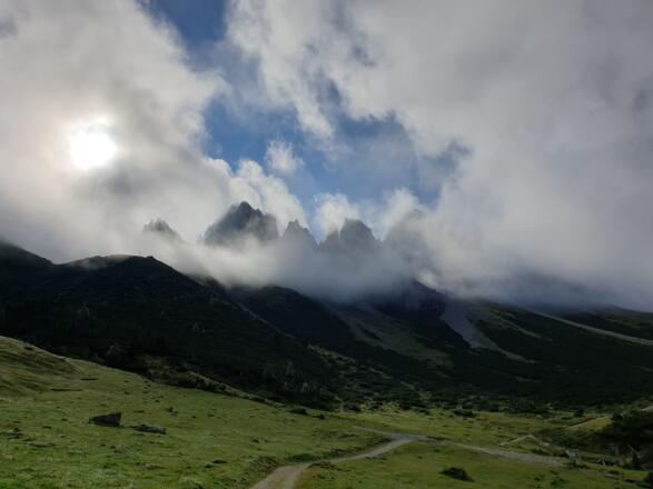 Start bei der Kemater Alm auf dem Fahrweg Richtung Adolf-Pichler Hütte. Das Ziel schon vor Augen