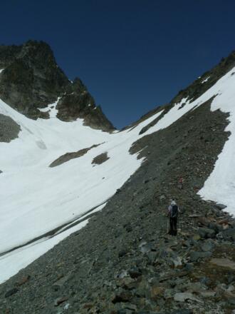 Der Weg verläuft auf der Seitenmoräne (umgekehrte Richtung)