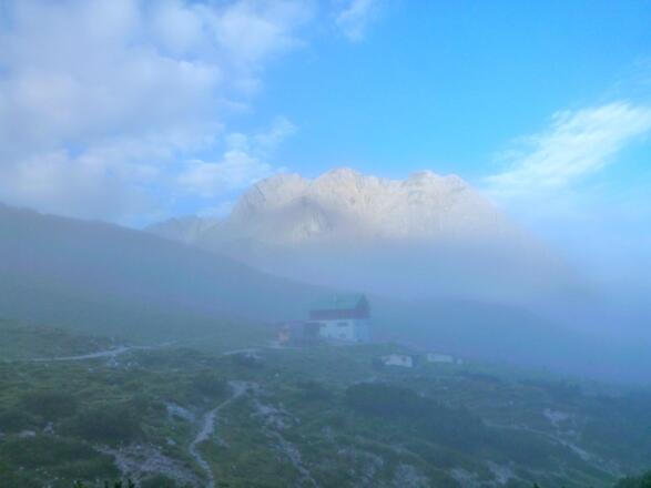 Die Pfeishütte im morgendlichen Nebel
