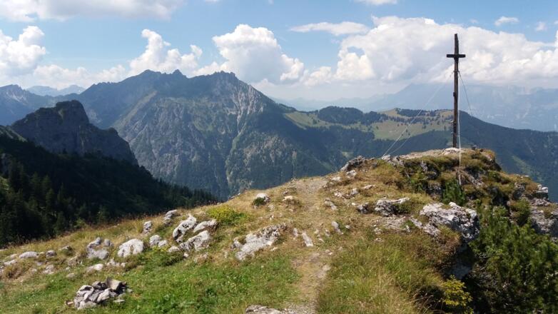 Übers Gipfelkreuz zum Sarojasattel und Drei Schwestern.