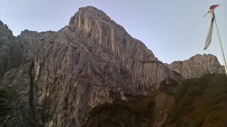 Totenkirchl, Nordwand; unten rechts ist die erste Terasse zu erkennen, an derem Fuß sich zahlreiche Kamine befinden.