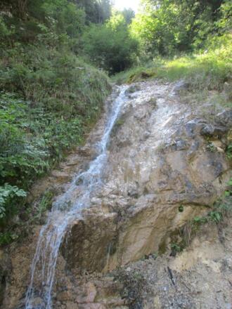 kleiner Wasserfall am Weg