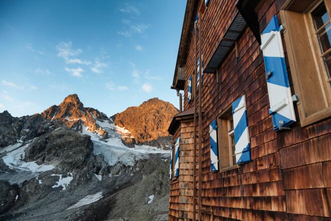 Saarbrücker Hütte mit Litzner Gletscher