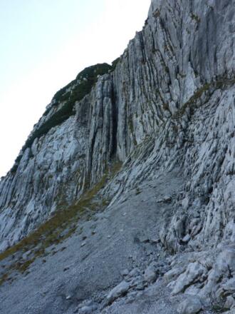 Versteckte, tiefe Rinne beim Zugstieg erst kurz vor dem Einstieg sichtbar