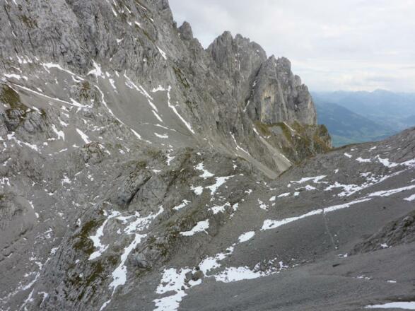Blick aus der Wand beim Abstieg auf das Ellmauer Tor