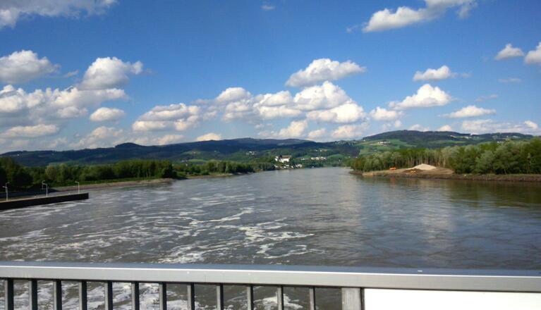 Brücke Kraftwerk 275m: Hamberg links, Koglerauspitz rechts