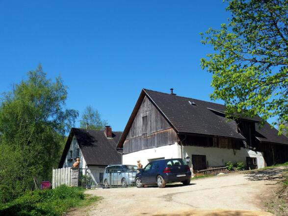 Hof 500m nach dem P Dorngraben (470m).