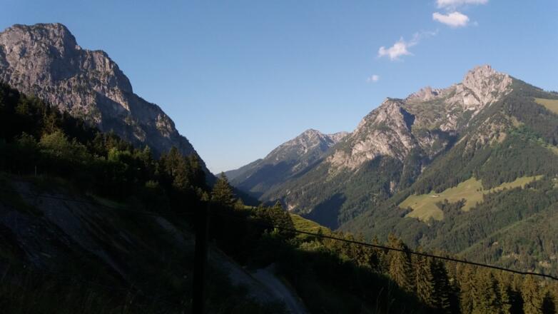 Parkplatz: Blick auf Rückseite der Drei Schwestern.