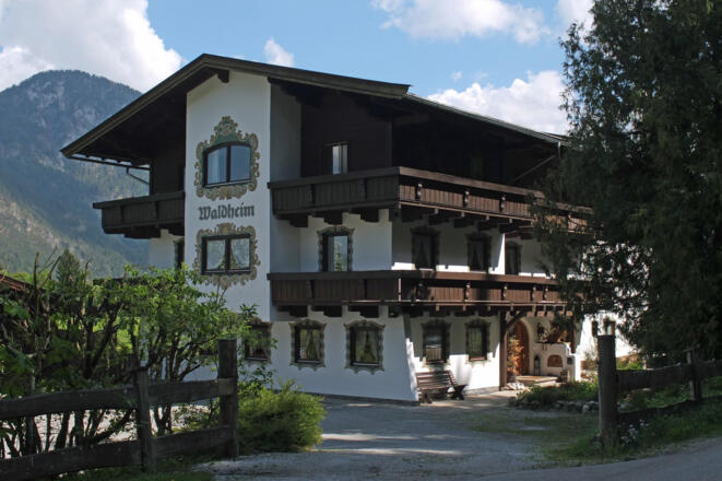 Von der Pension Waldheim ca. 80m weiter und nach links zu einem Forstweg abzweigen.