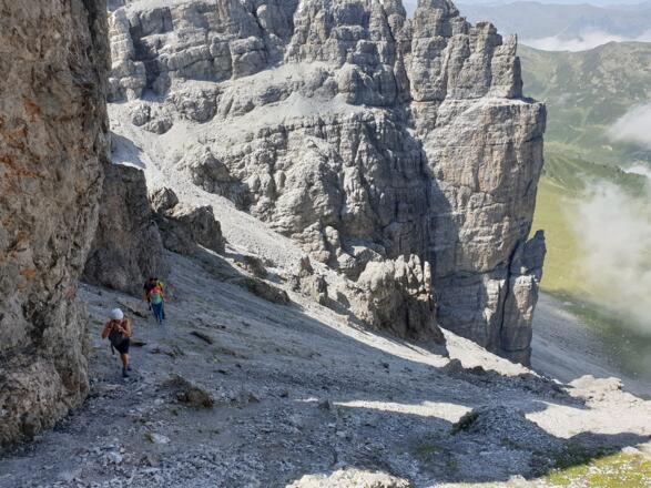 Von der Scharte Richtung Norden zum Einstieg des Klettersteigs