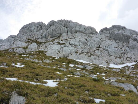 Gehgelände nach der 7. Seillänge zum Gipfel führend
