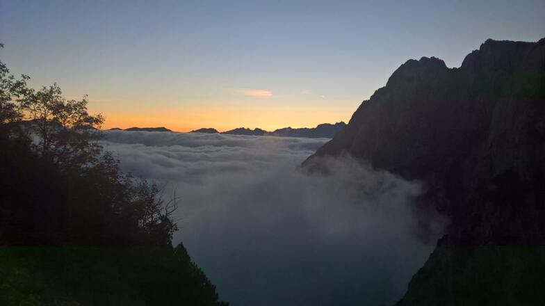 Morgenstimmung beim Aufbruch vom Stripsenjochhaus; rechts ist der Nordgrat erkennbar