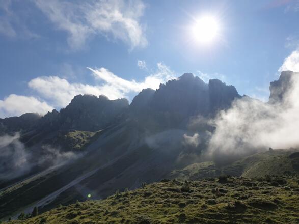 Der markante Berg in Bildmitte ist das Ziel der Tour
