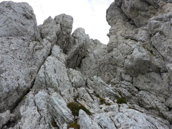 Kurze Kletterstellen im Gehgelände nach der 7. Seillänge zum Gipfel führend
