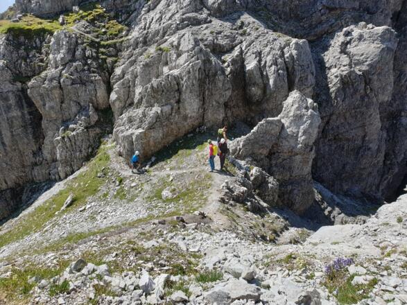 Kurz vor dem Einstieg - Hier kann bequem die Klettersteigausrüstung angelegt werden