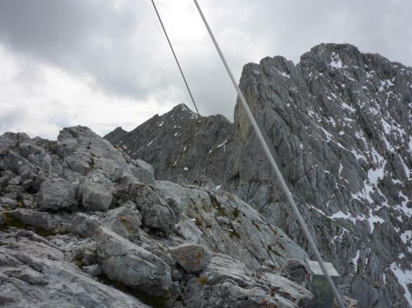 Vom Gipfel Richtung Karlspitz-Nordostgrat blickend; das knapp hervorlugende Gipfelkreuz gehört zum Christaturm