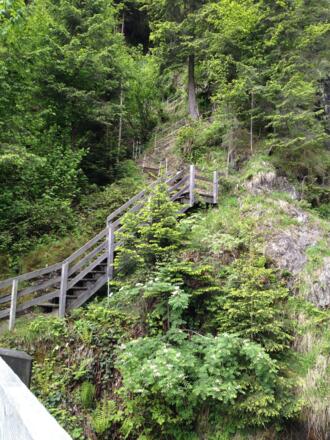 Treppe am Wasserfall
