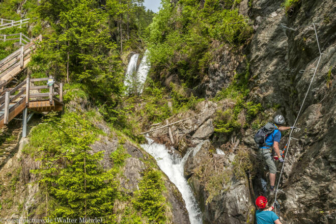 Neben dem Wanderweg schlängelt sich der Klettersteig empor (Der Klettersteig ist nicht Teil der Tour!)