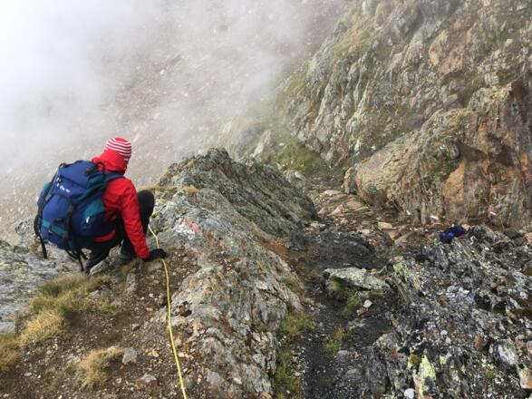 Versicherte Rinne im Abstieg nach Süden