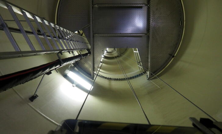 Blick im Windrad 105m nach oben