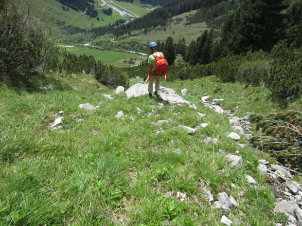 Abstieg in der grasigen Rinne