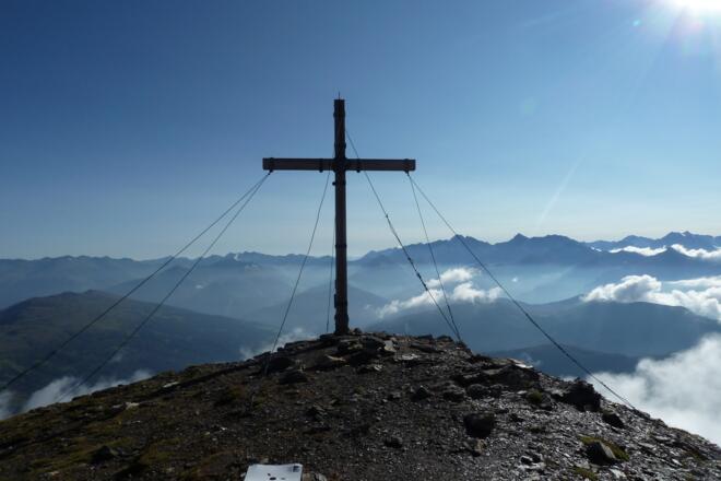 Das Kreuz am Gipfel der Obernberger Tribulaun von hinten