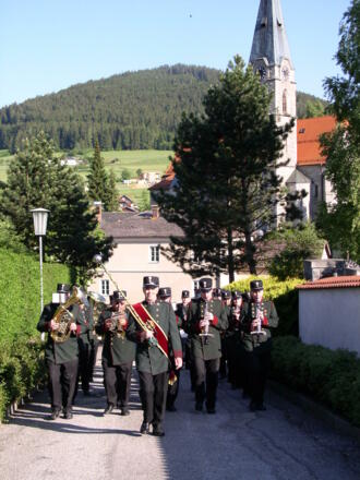 St. Oswald: nicht nur Wanderer marschieren (Bürgerkorpskapelle Freistadt)
