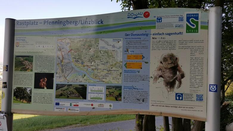 Nach der ersten Steigung lädt der Donausteig Rastplatz &quot;Pfenningberg/Linzblick&quot; auf 400 m Höhe zur ersten Rast ein!