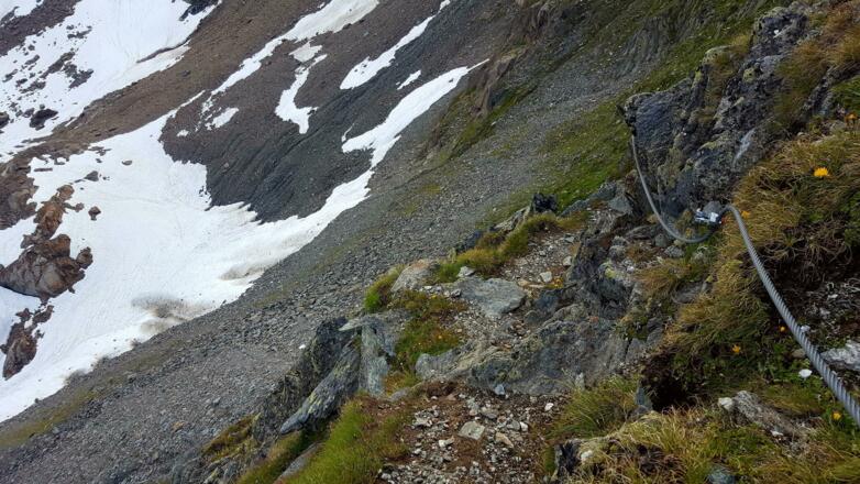 Drahtseilversicherungen am Anstieg zum Gipfel
