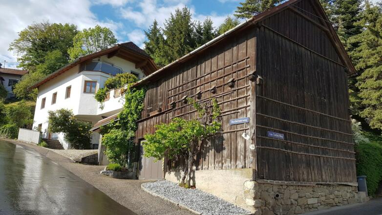 Bei diesem schönen Stadel links rauf