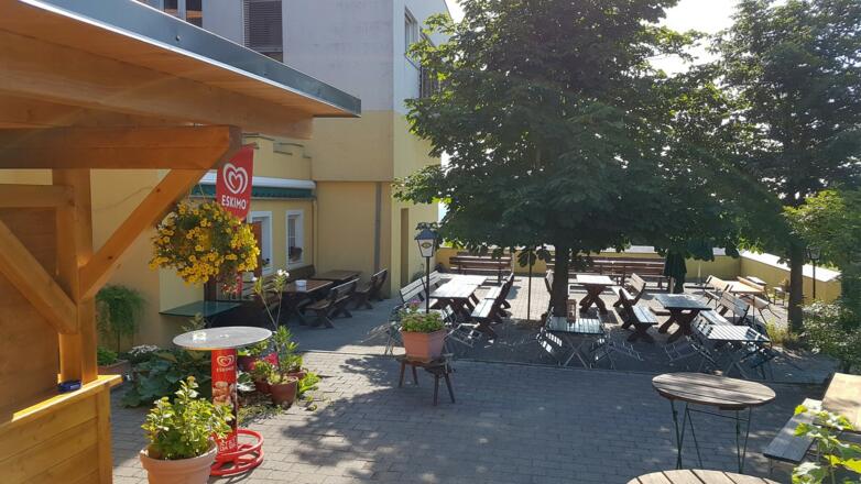 Am Ziel, der schöne Gasthaus Daxleitner Gastgarten ist nur vor 10:00 so leer!