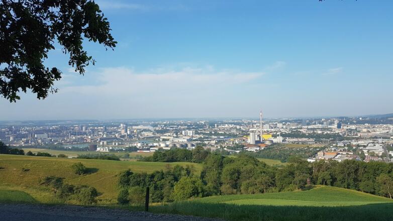 Donausteig Rastplatz &quot;Pfenningberg/Linzblick&quot;, Aussicht weit über Linz hinaus
