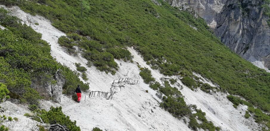 ... der Anstieg nach Wildeben (roter Bergweg) und ...