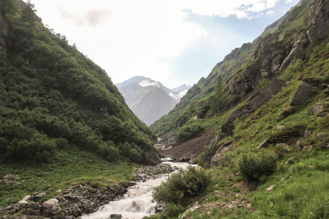 Umbaltal hinter den Wasserfällen Mitte das Hohe Kreuz