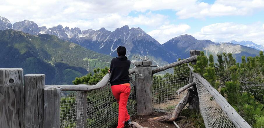Blick vom Naturschauplatz wildeebn auf die Kalkkögel: (v.r.n.l.) Nockspitze, Marchreisenspitze, Schlicker Zinnen, Steingrubenkogel, Ochsenwand.