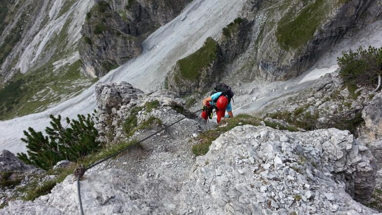 Der Klettersteig erinnert an einen Alpinisteig in den Dolomiten.