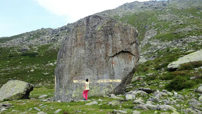 Der magischen Anziehungskraft des G&#039;schriebenen Steins kann man sich nicht entziehen. Muss man auch nicht.