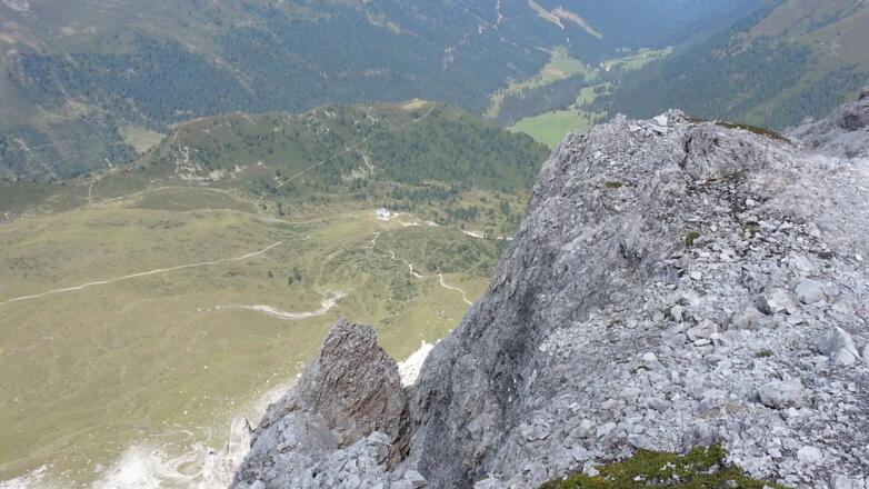 Am Gratbereich während des Abstieges zur kleinen Ochsenwand hat man immer wieder herrliche Tiefblicke, hier zur Adolph Pichler Hütte.....