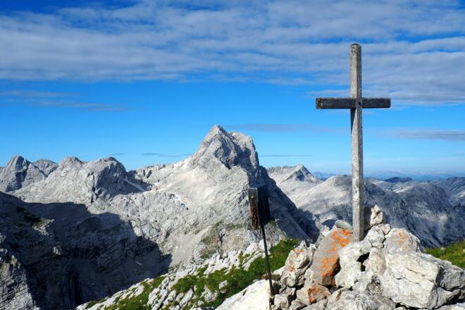 Kleines Gipfelkreuz vom &quot;Kreuz&quot; 2.174m mit Schermberg